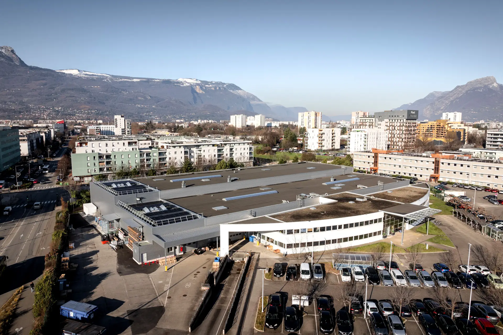 Extension d'un bâtiment industriel et construction d'une nouvelle cafétéria.