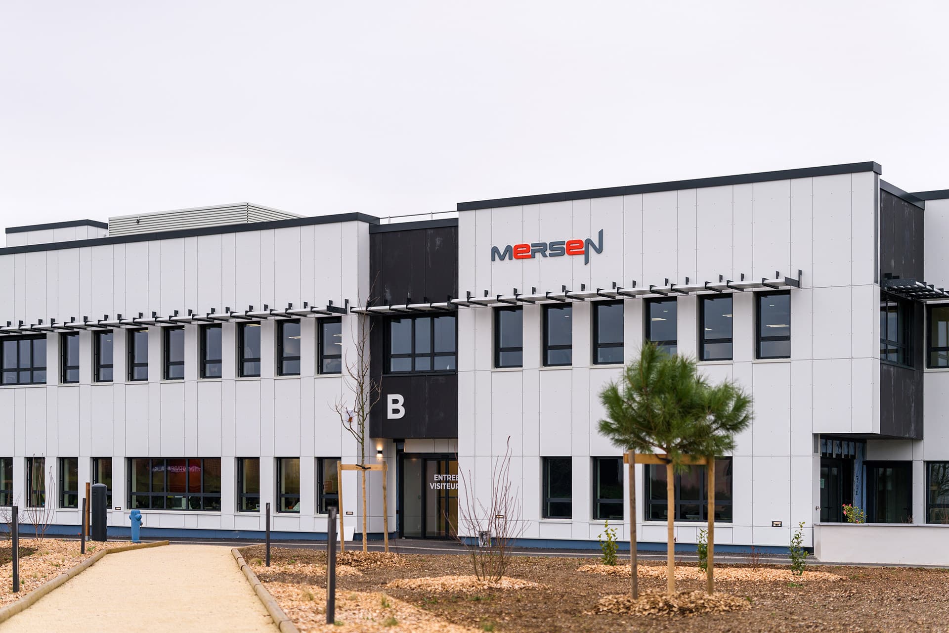 Vue extérieur bâtiment tertiaire de bureaux pour Mersen dans le Rhône, suivi de chantier par AIM.