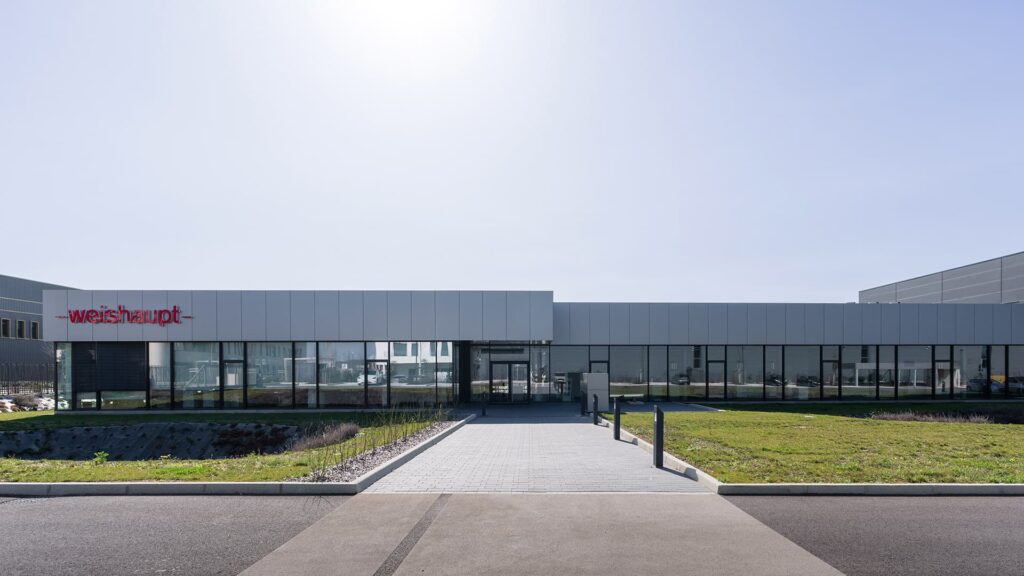 Vue extérieur d'un bâtiment de bureaux pour Weishaupt pour lequel AIM a assuré le suivi de projet et l'expertise BIM tertiaire.