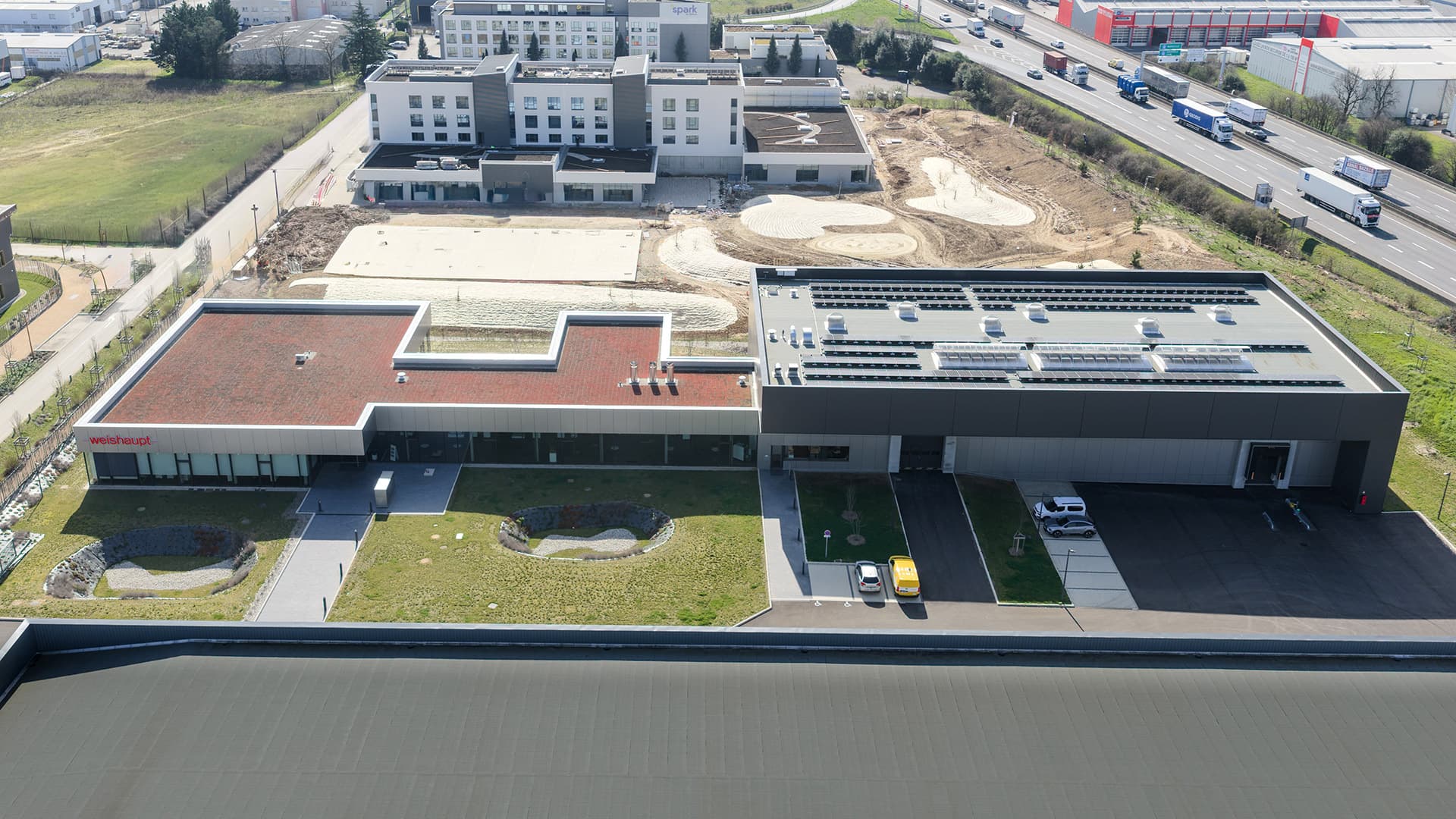 Vue de haut des bureaux de Weishaupt dans le Rhône : expertise BIM menée par AIM bureaux d'études.