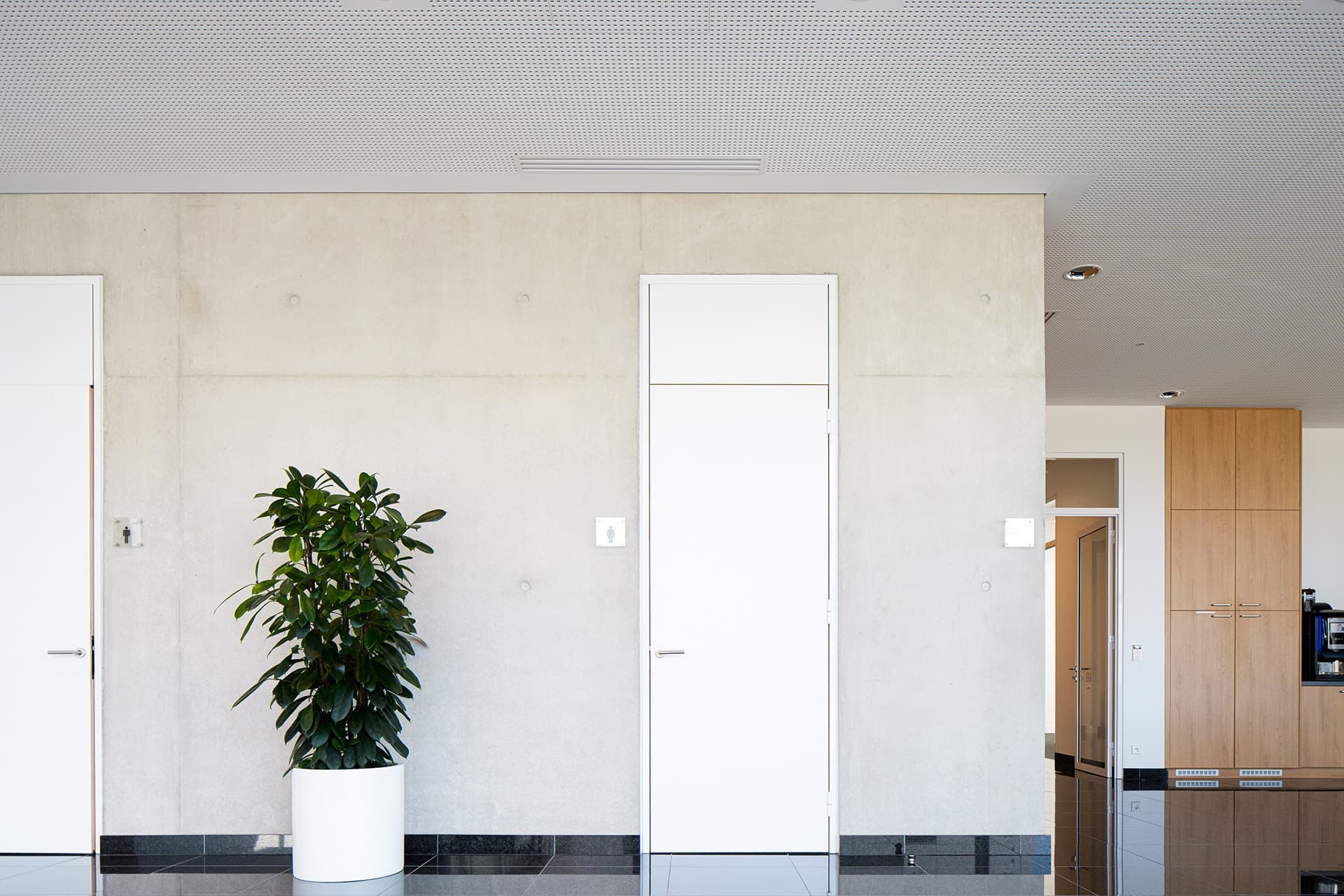 Intérieur des bureaux de Wesishaupt dans le Rhône, suivi de projet tertiaire et industriel par AIM.