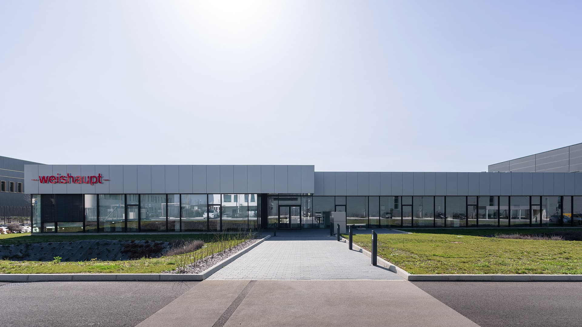 Vue extérieur d'un bâtiment de bureaux pour Weishaupt pour lequel AIM a assuré le suivi de projet et l'expertise BIM tertiaire.